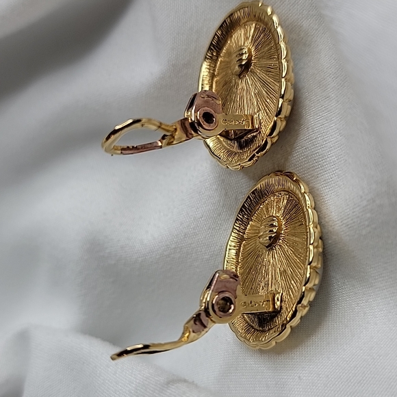 Vintage Faux Pearl Gold tone Monet Clip on earrings - Picture 14 of 16